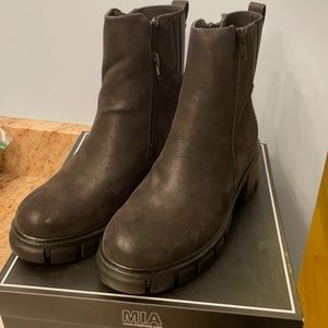 Mia Maurizio boots